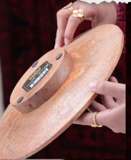 صحن تقديم مفرود مع قاعدة