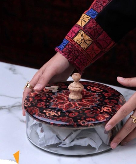 مضيفة زجاج مع غطاء خشبي بنقشة أفغاني