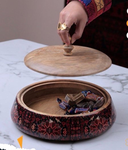 مضيفة من خشب المانجو بنقشة أفغانية