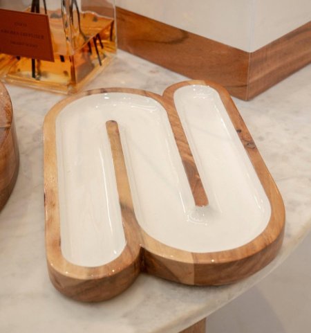 مضيفة خشب مميزة على شكل حرف N